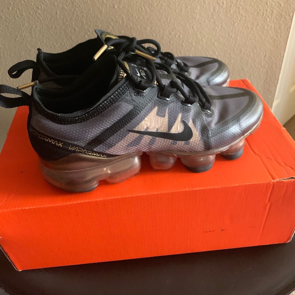 Nike youth size 5 vapormax size 7 in women’s